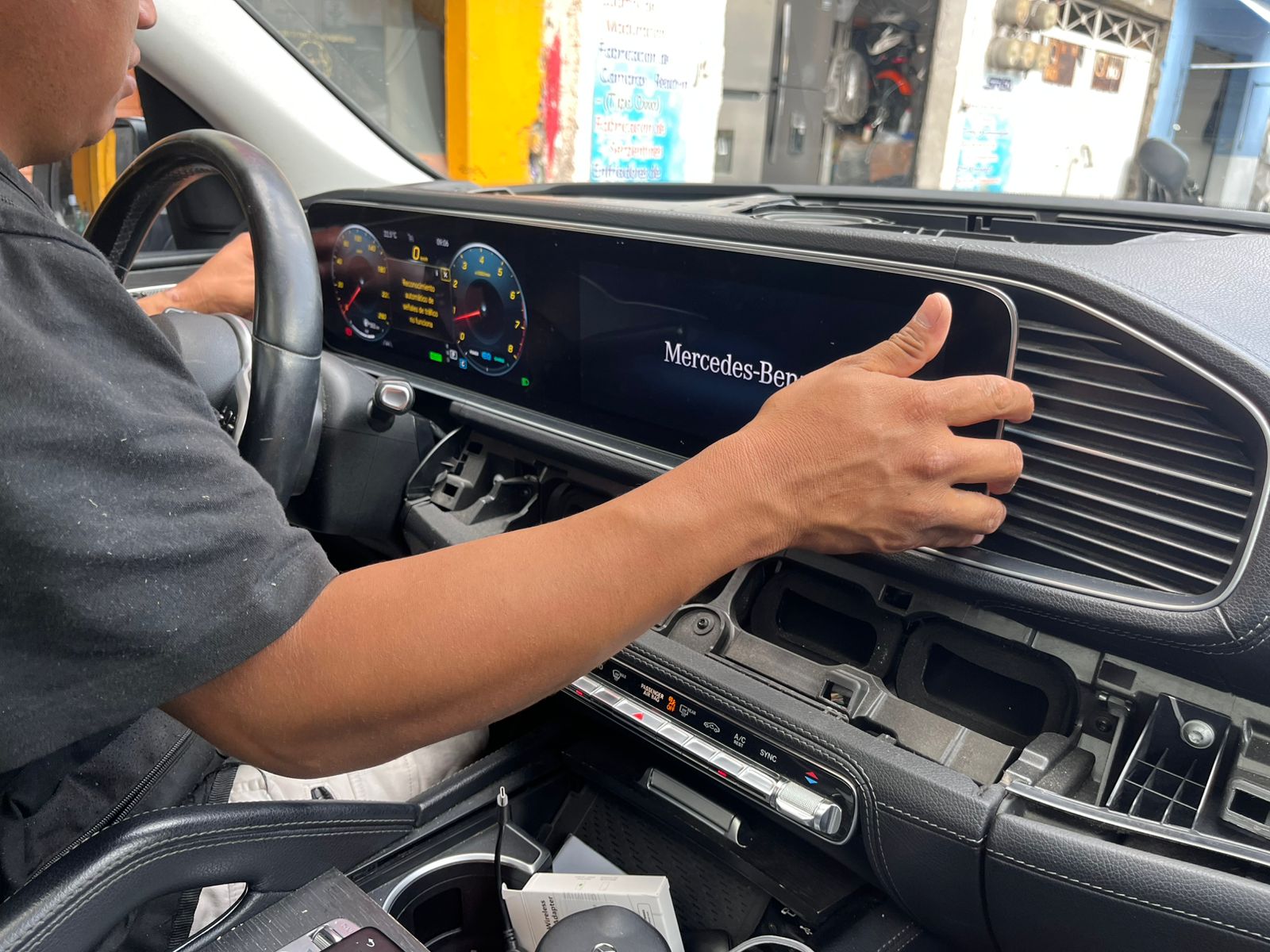 Técnico realizando reparación de estéreo de fábrica VW