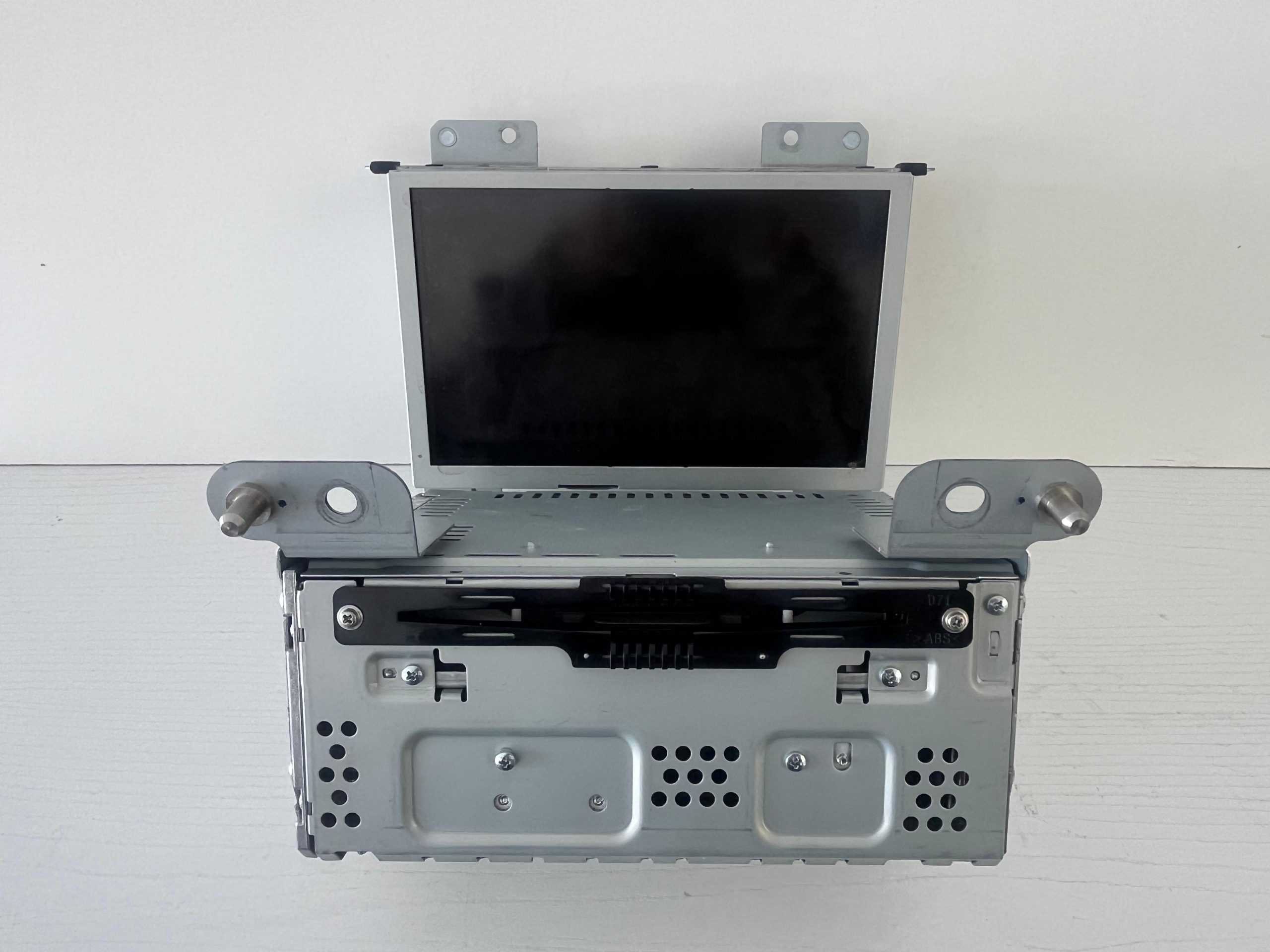 Técnico reparando módulo amplificador de car audio