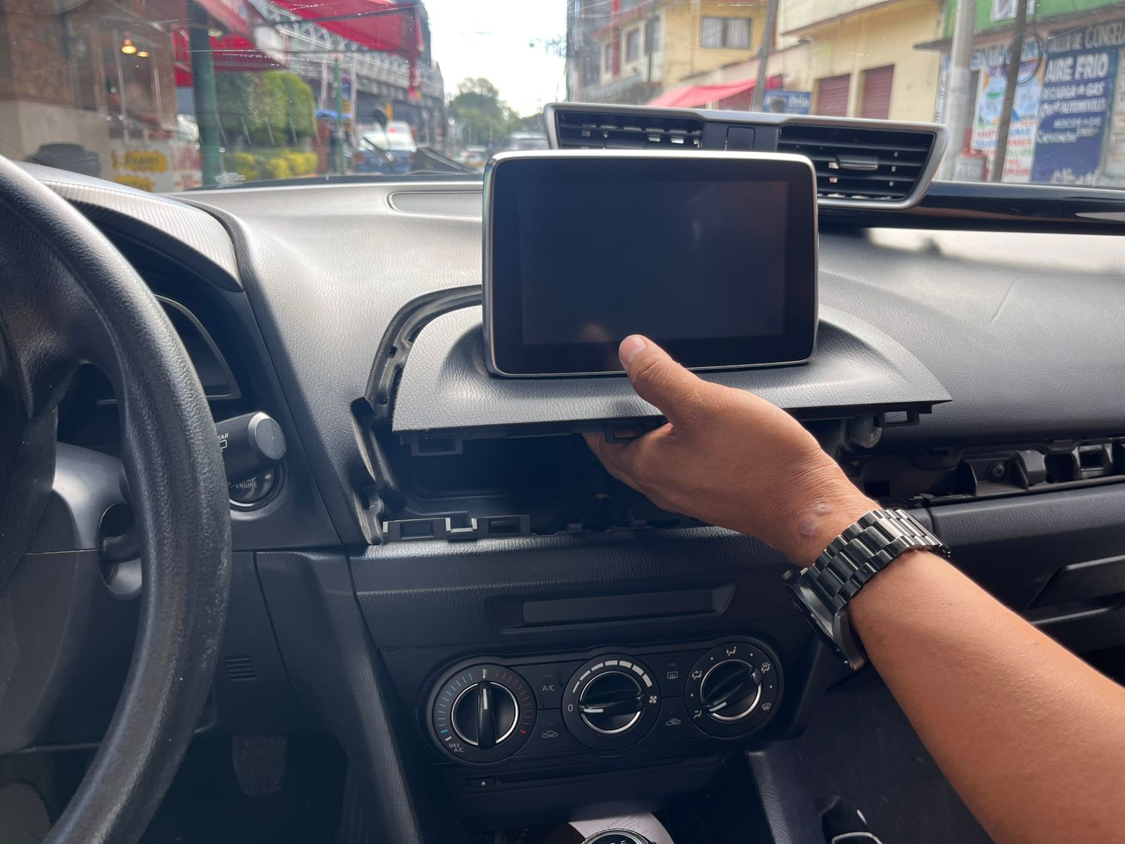 Técnico experto reparando amplificador de agencia Bose