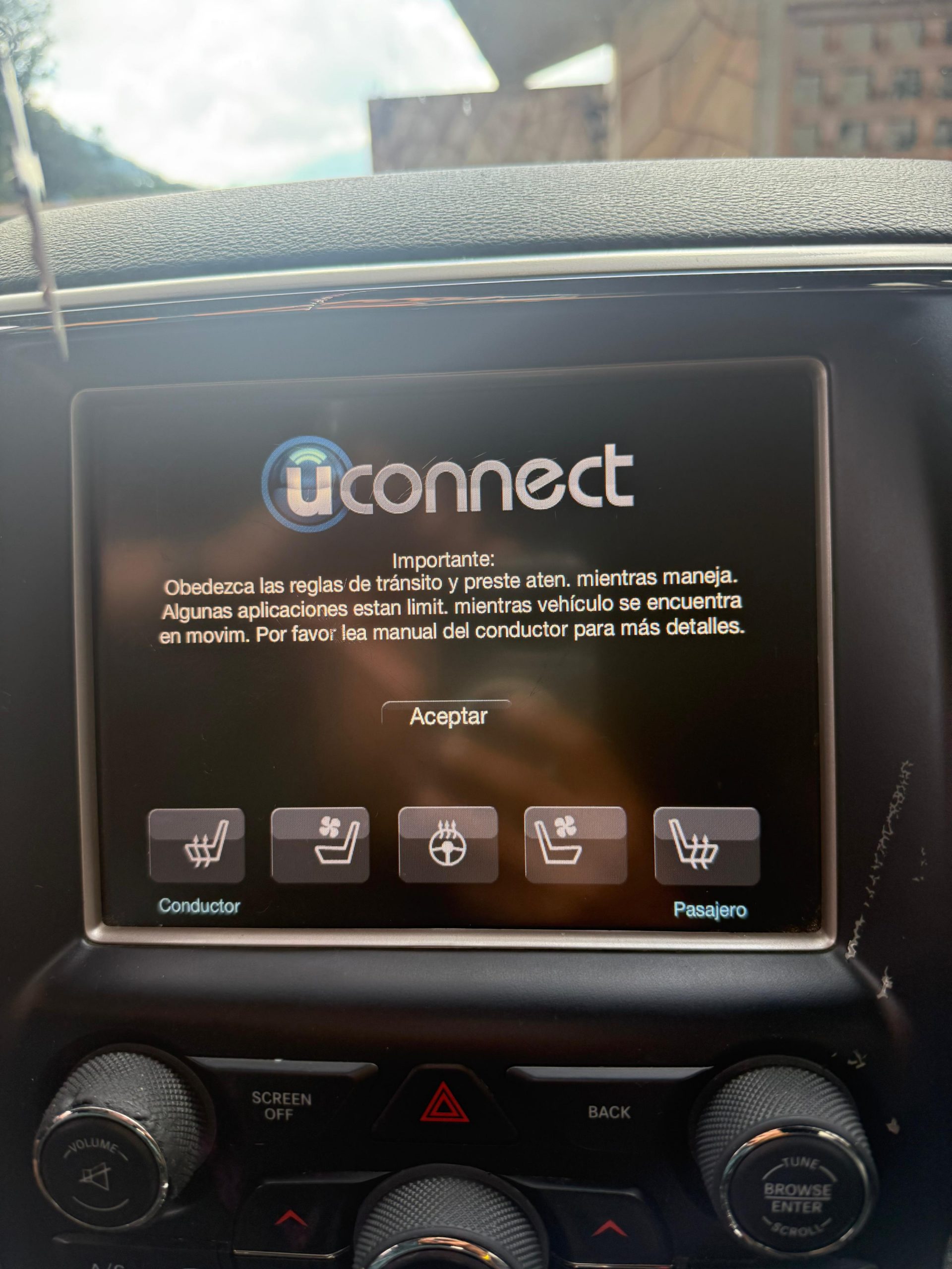 Técnico reparando una pantalla de auto que no enciende