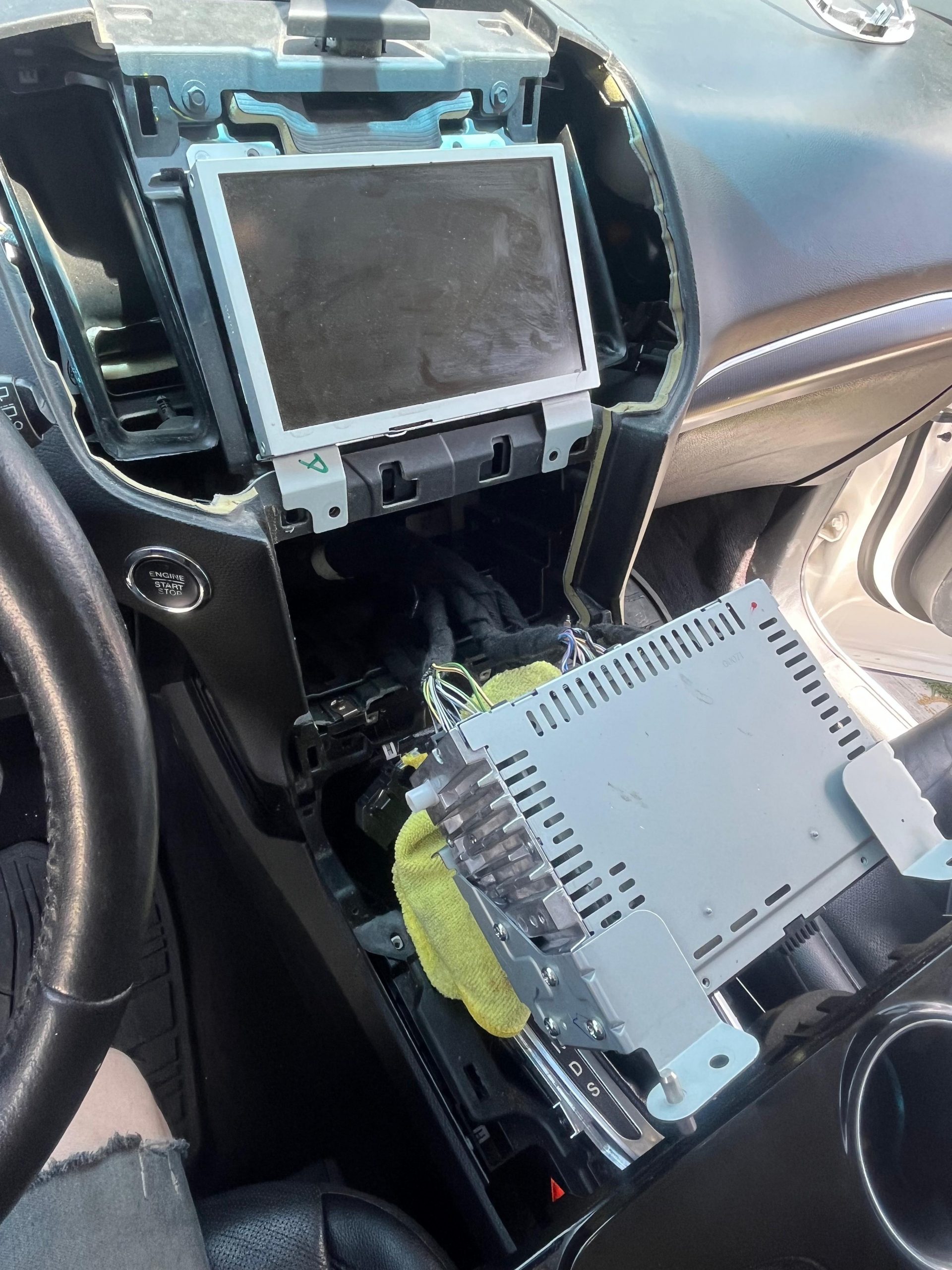 Técnico diagnosticando un estéreo de auto en taller de Naucalpan