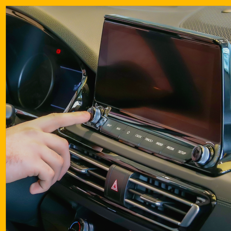 Técnico reparando un estéreo de auto de agencia